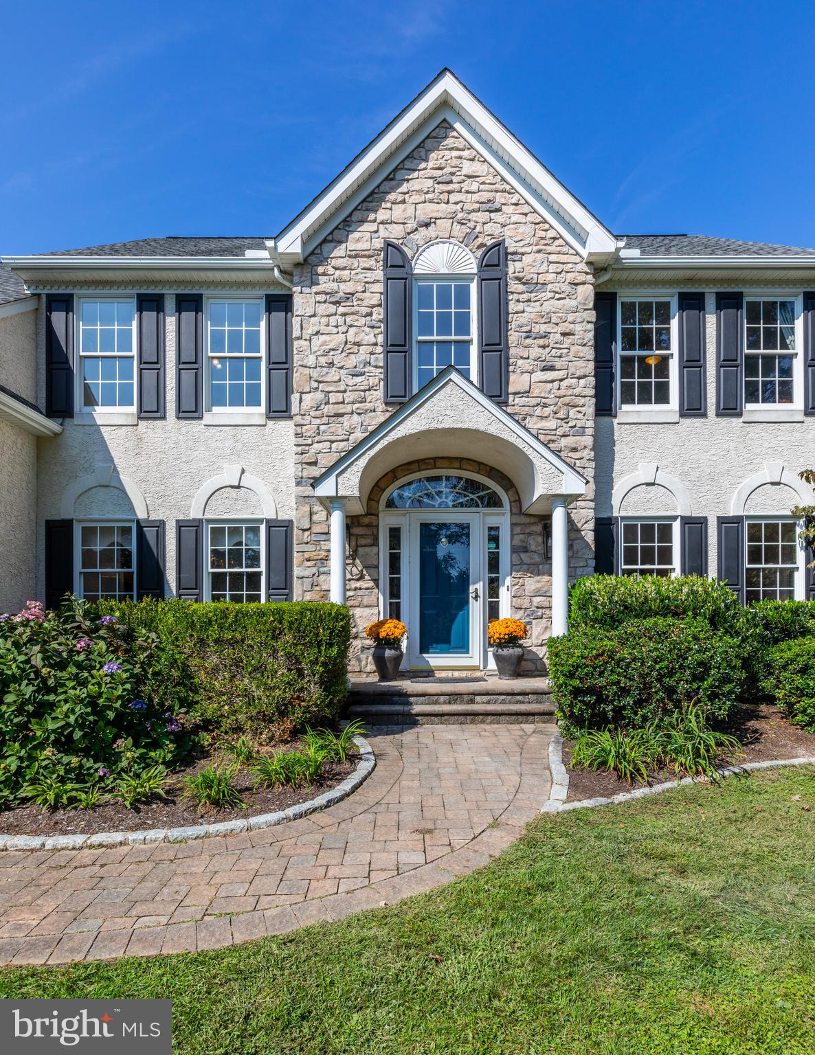 2 Honeysuckle Ln