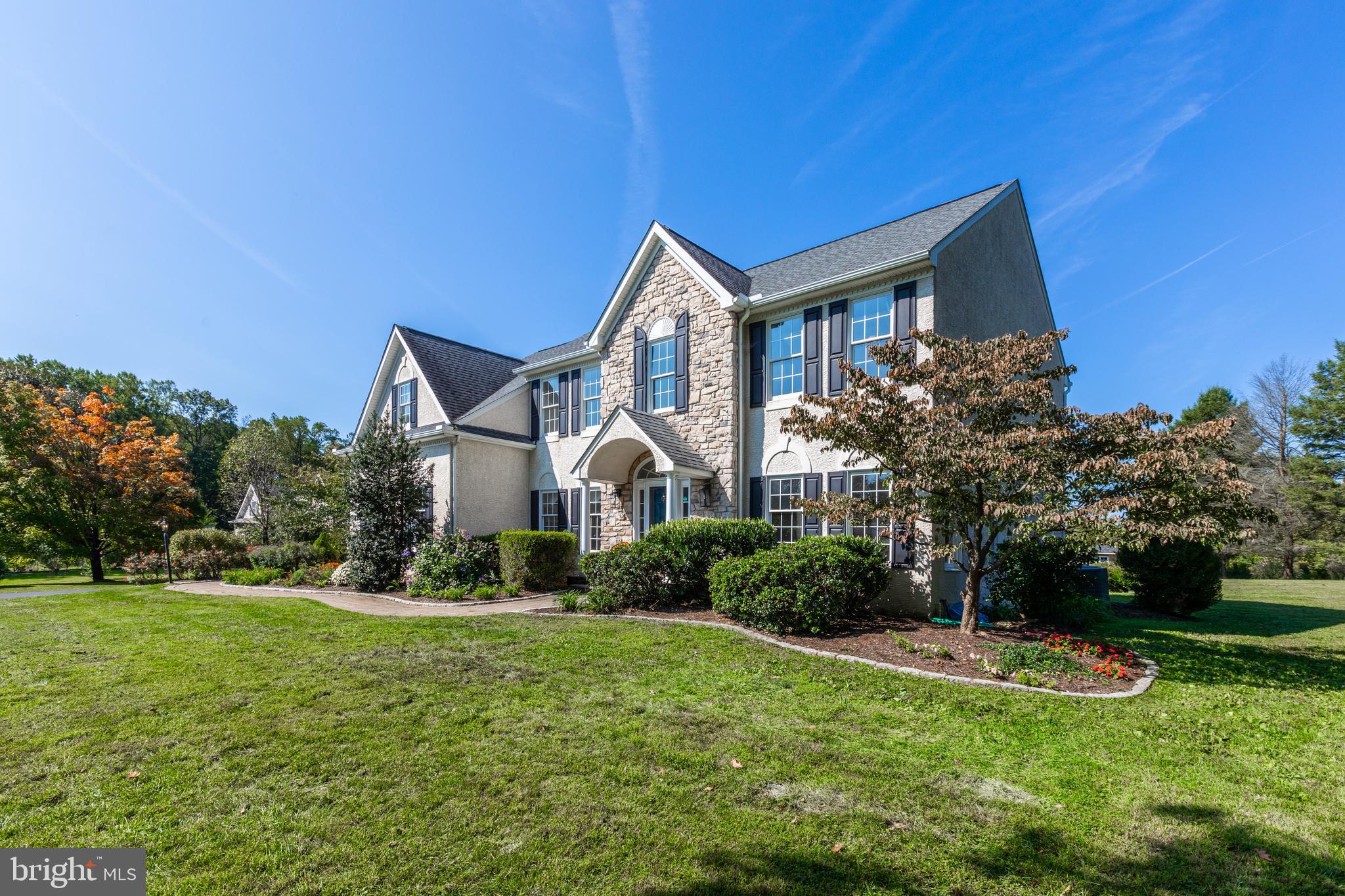 2 Honeysuckle Ln
