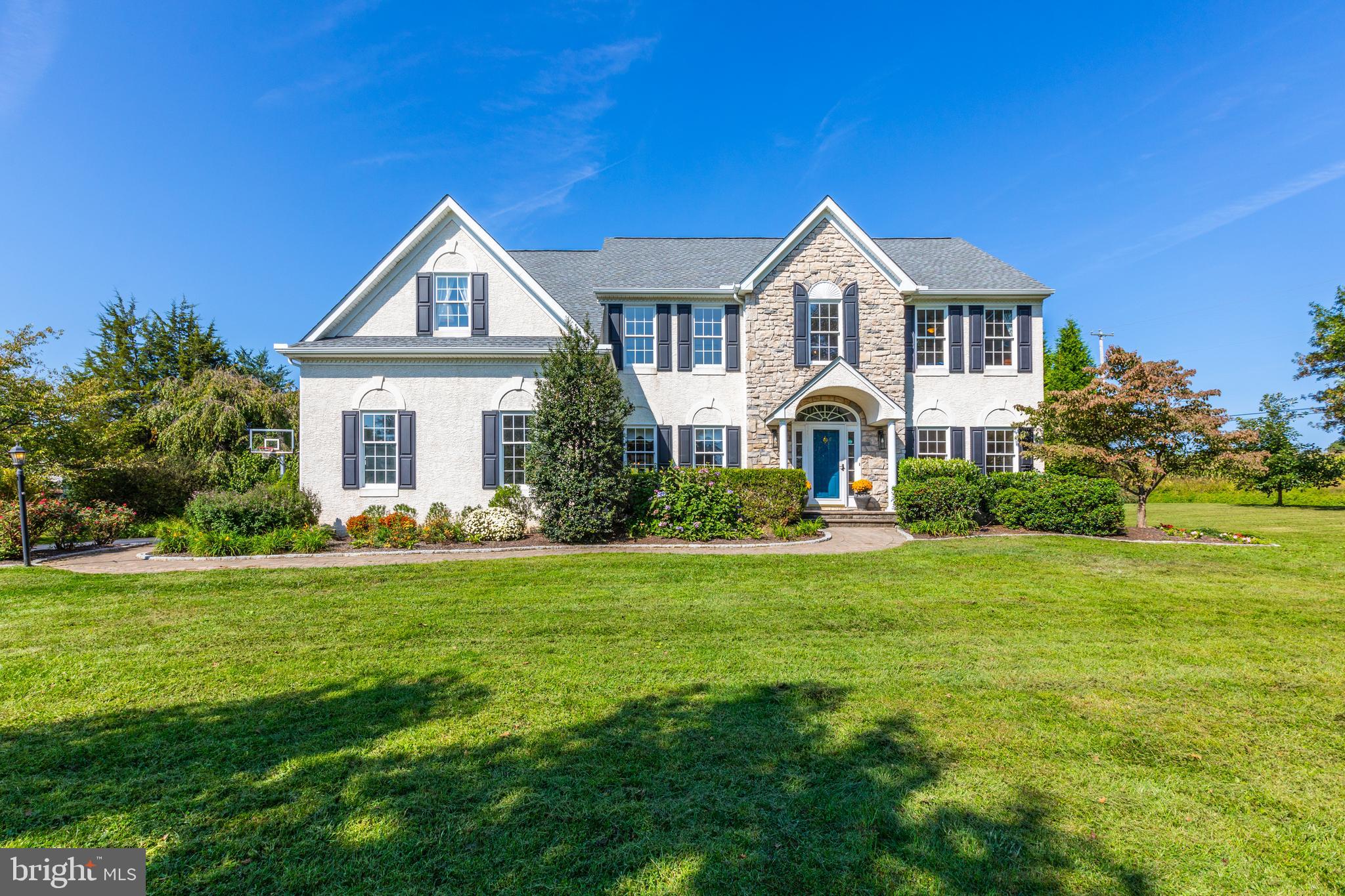 2 Honeysuckle Ln