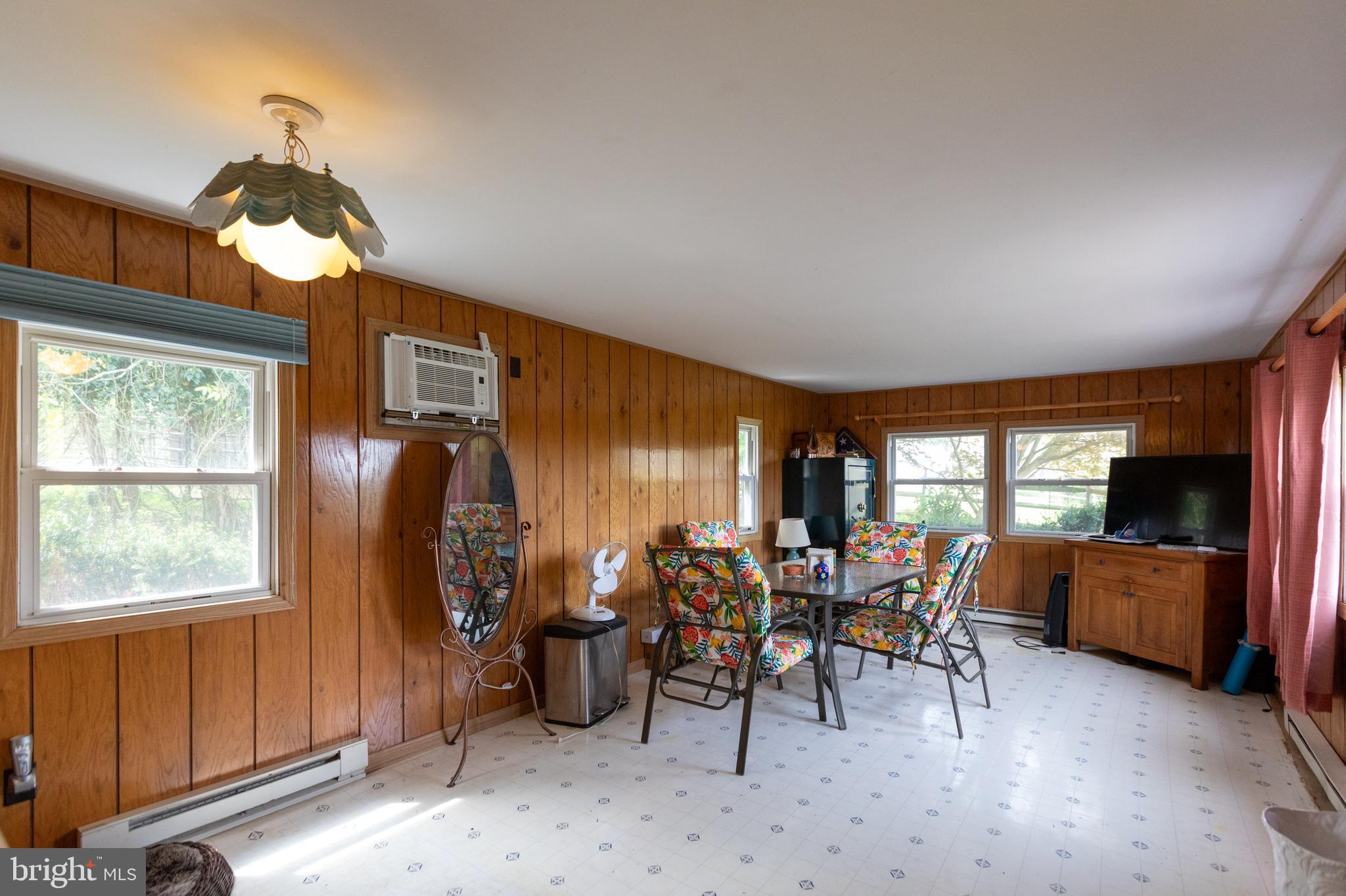 1058 GLEN HALL ROAD