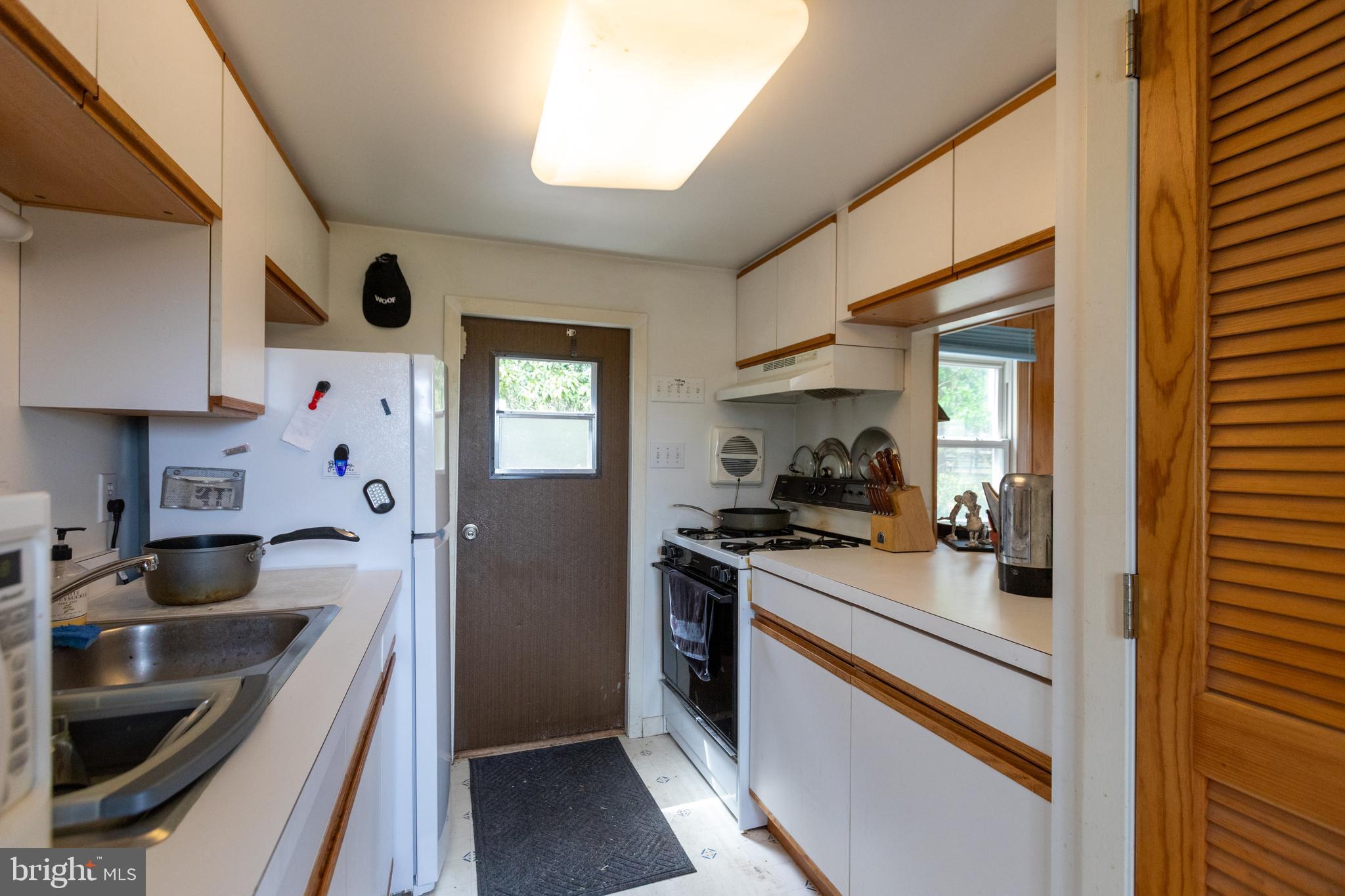 1058 GLEN HALL ROAD