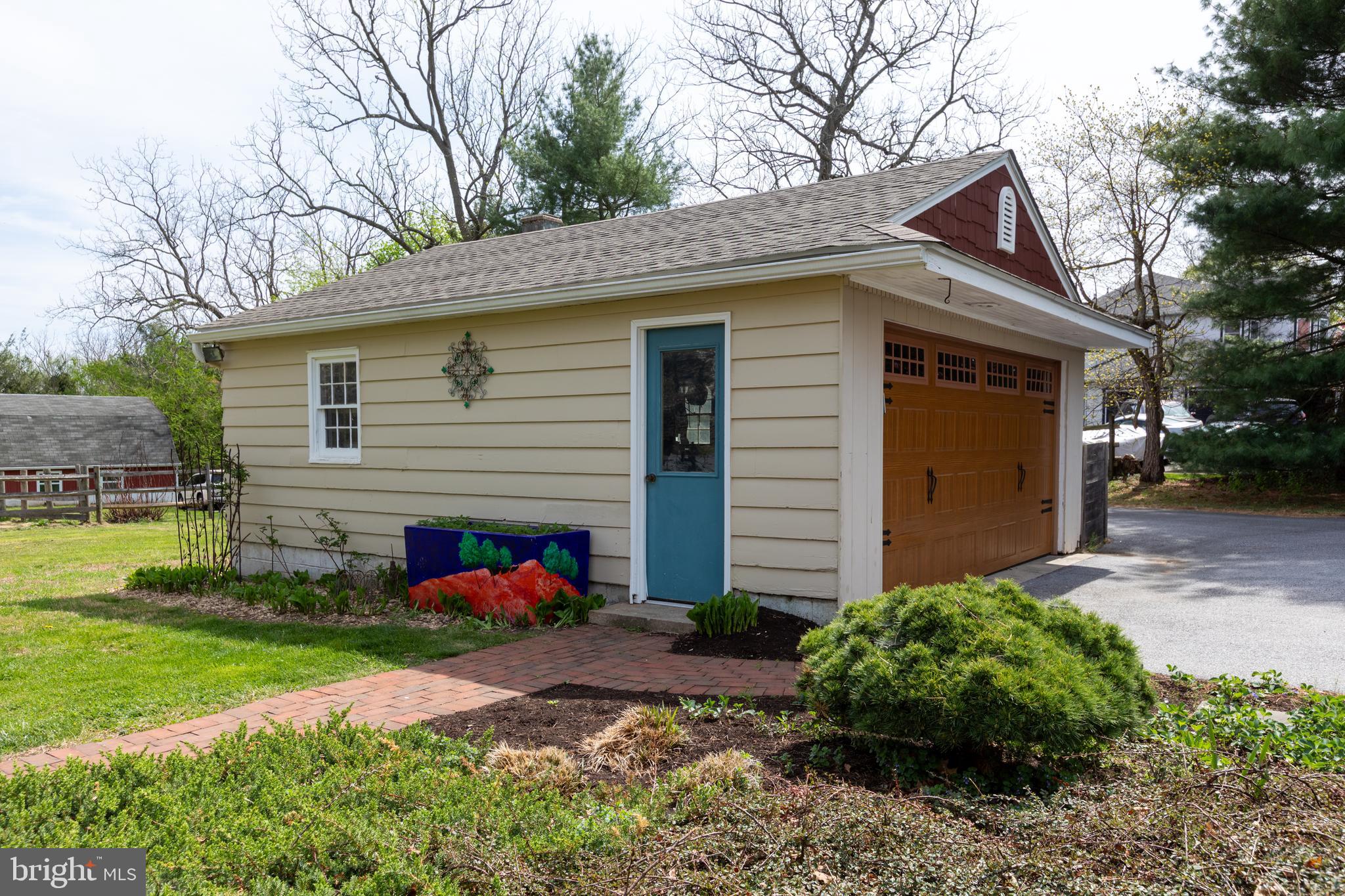 1058 GLEN HALL ROAD
