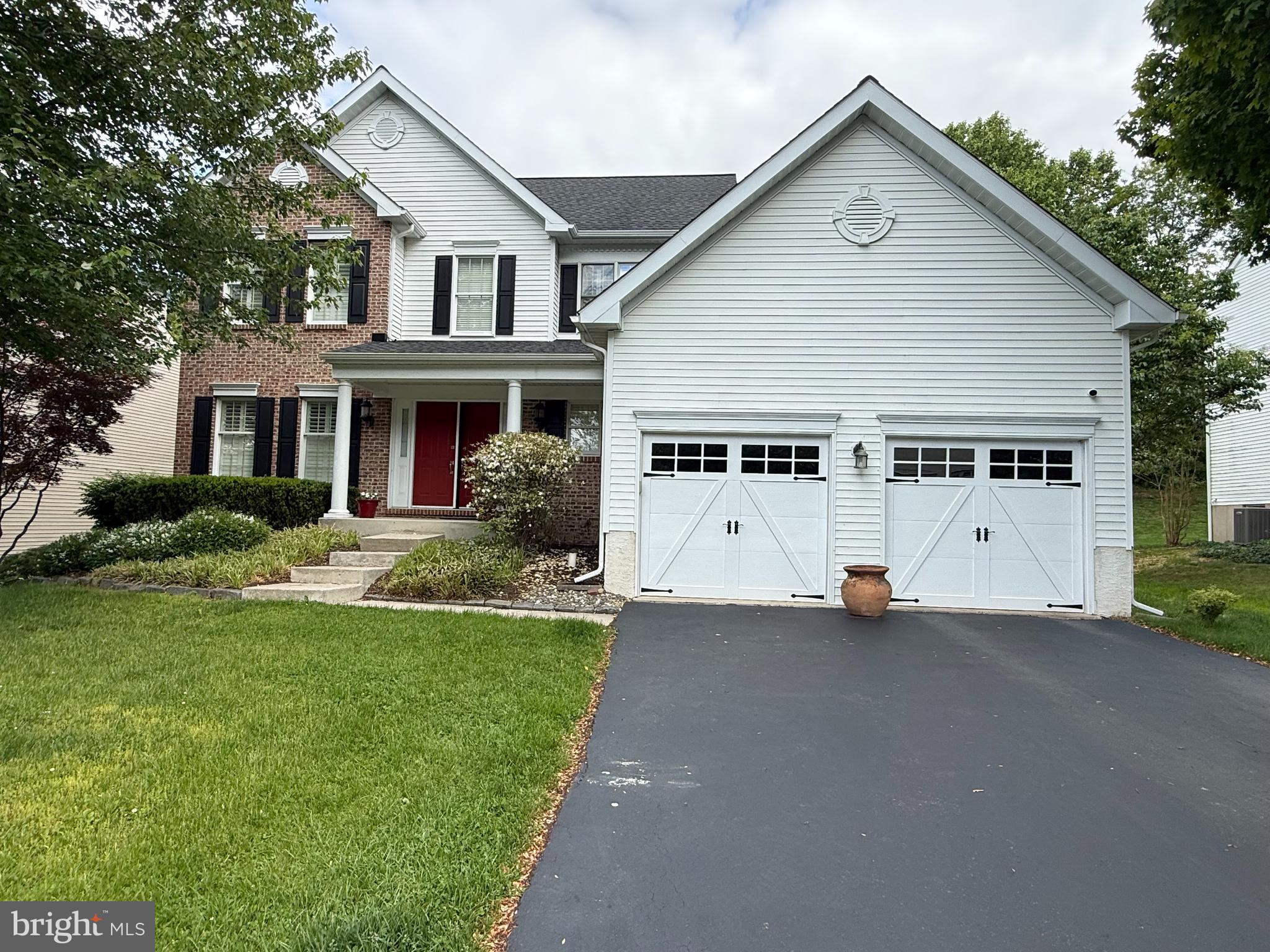 1353 WOODED KNOLLS