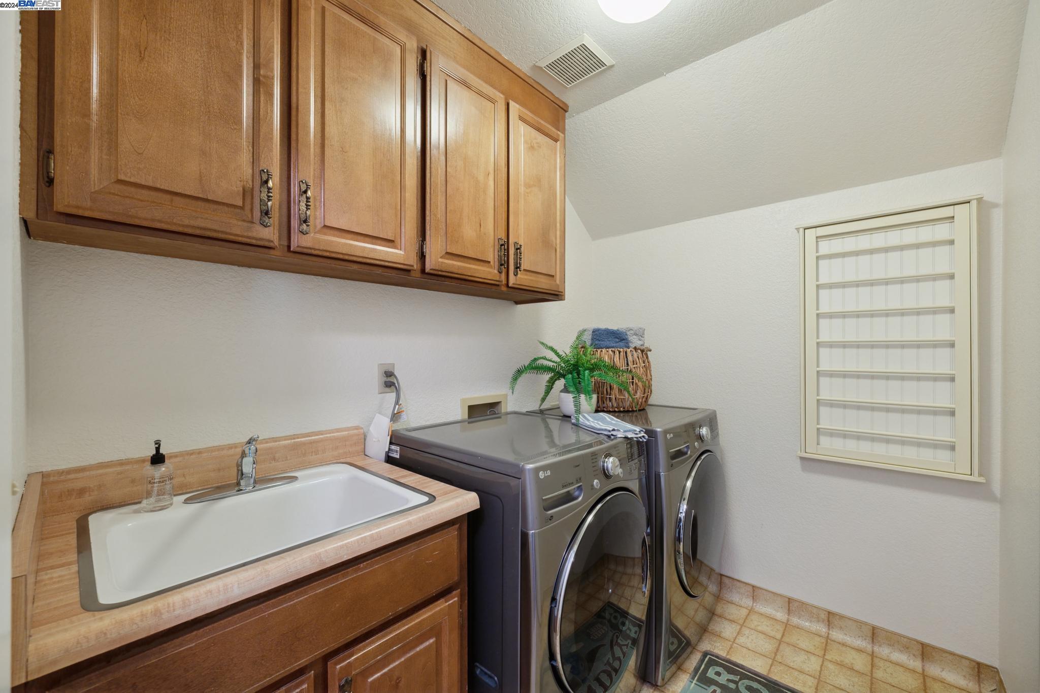 8422 Rhoda Ave
