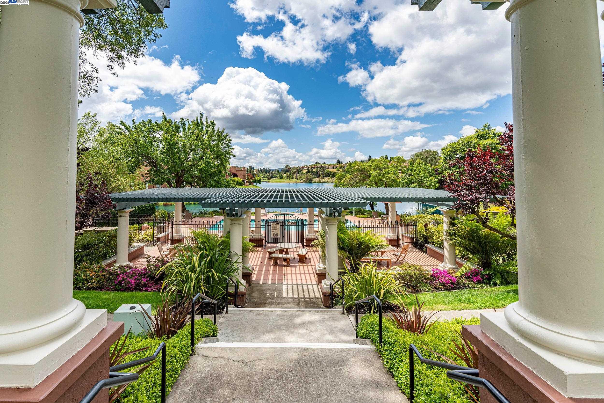 4009 W Lakeshore