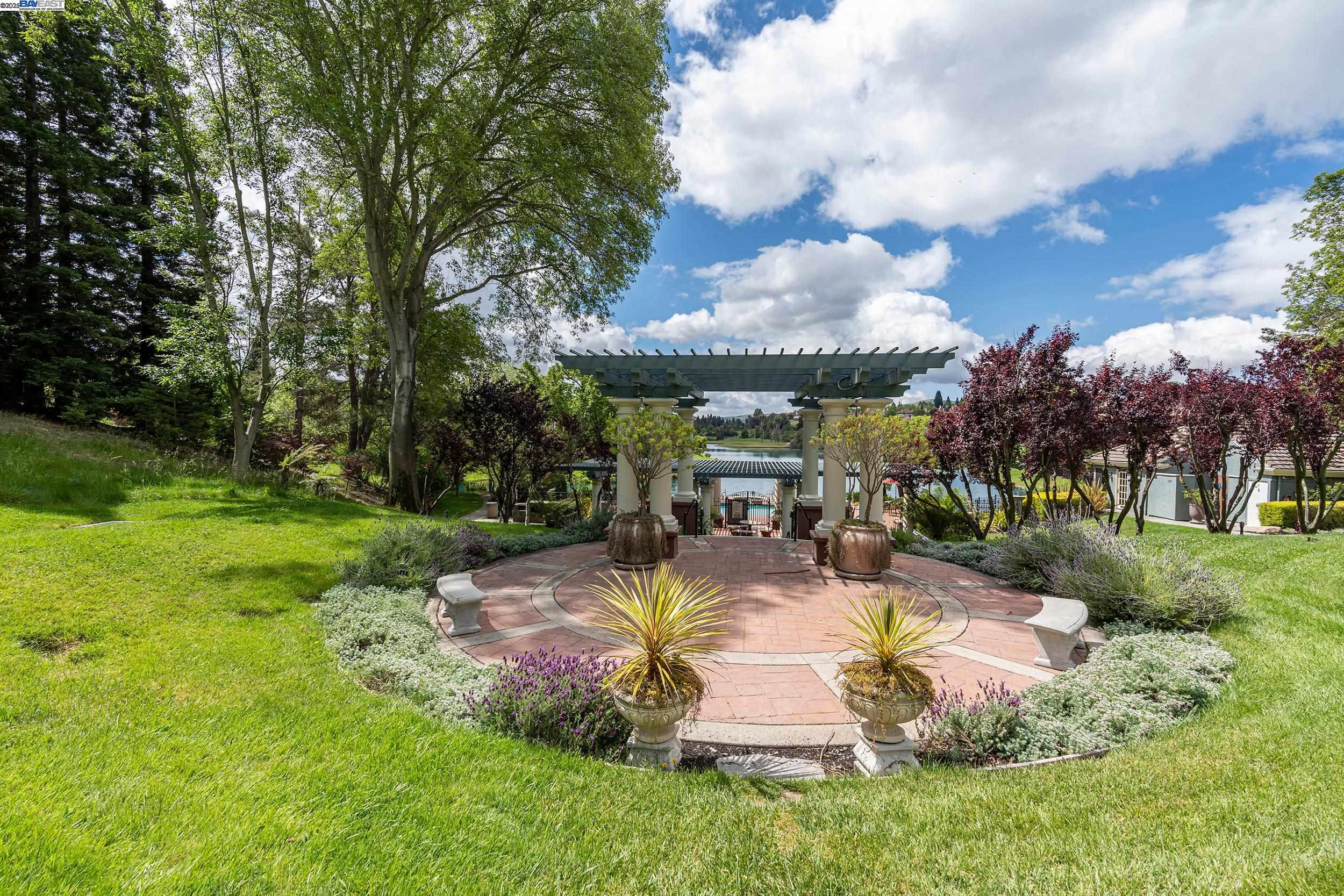 4009 W Lakeshore