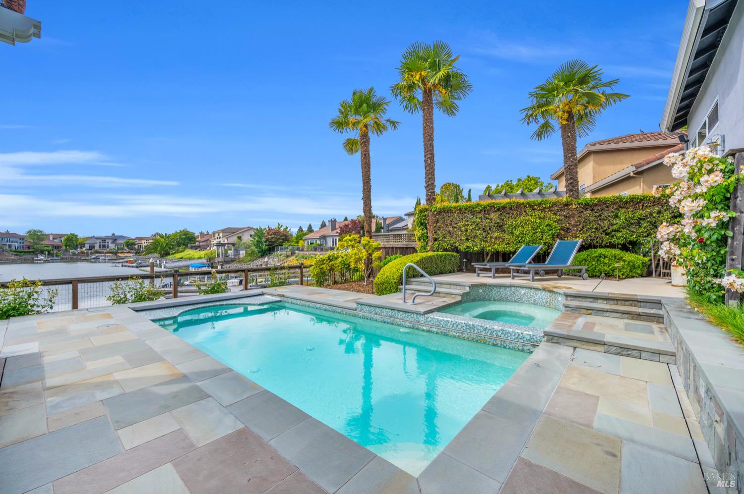 121 N Newport Drive