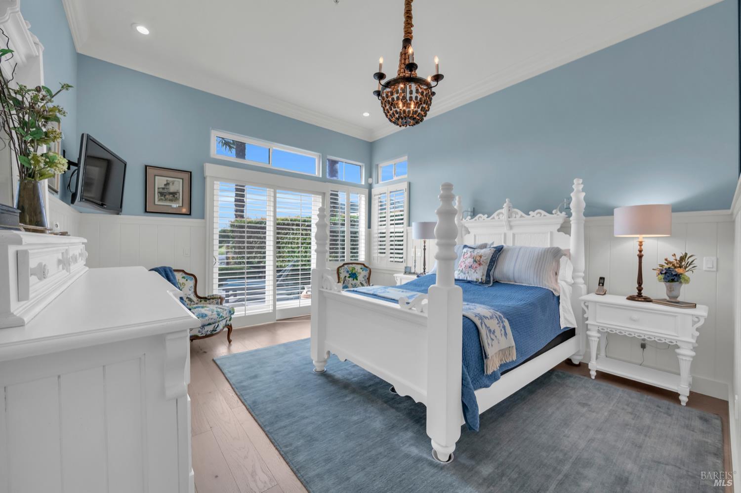 121 N Newport Drive