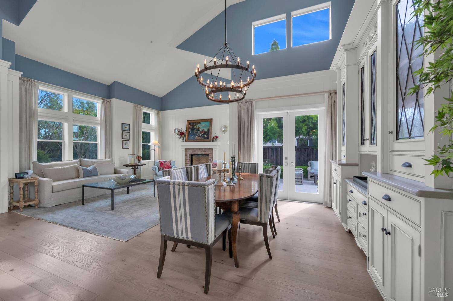121 N Newport Drive