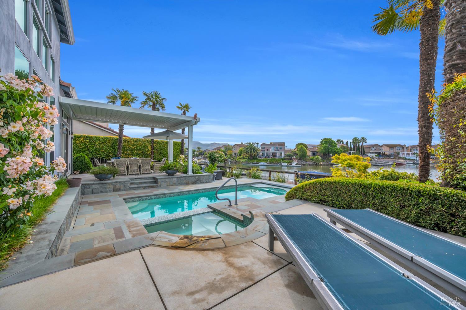 121 N Newport Drive