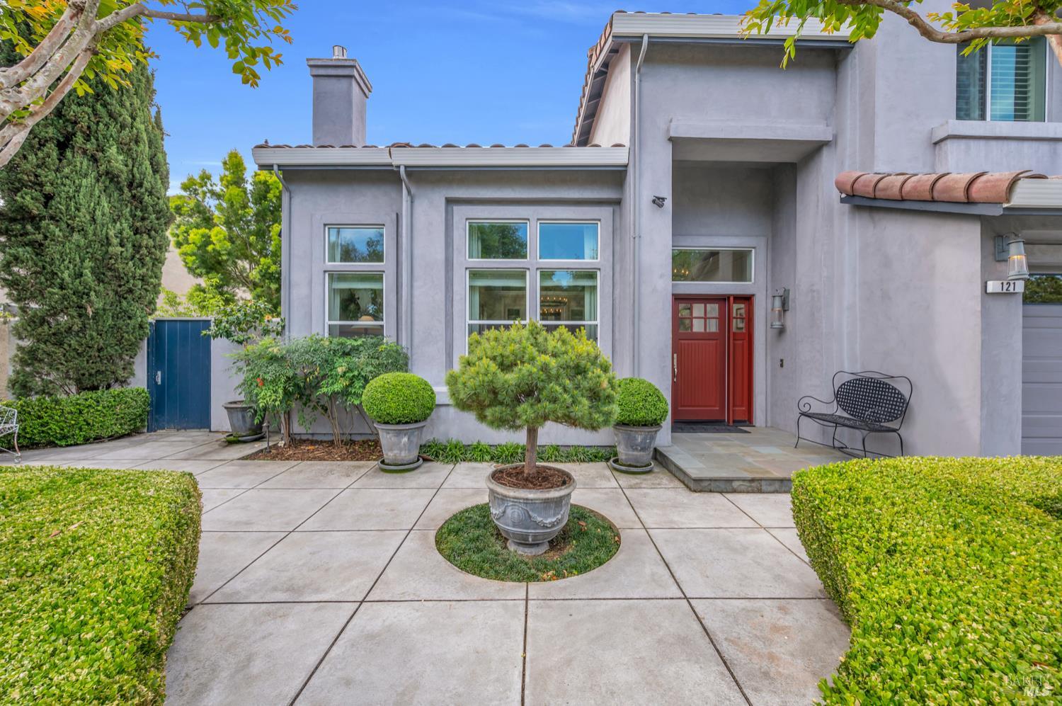 121 N Newport Drive