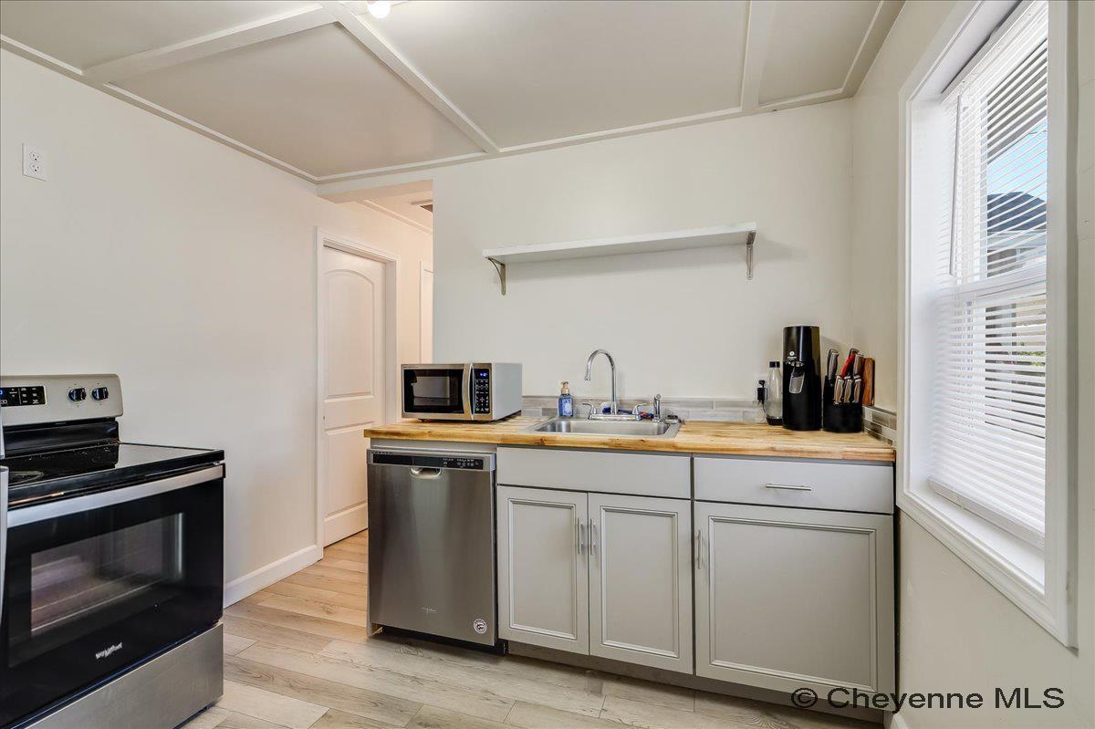 1410 CARBON AVE Unit: A-D