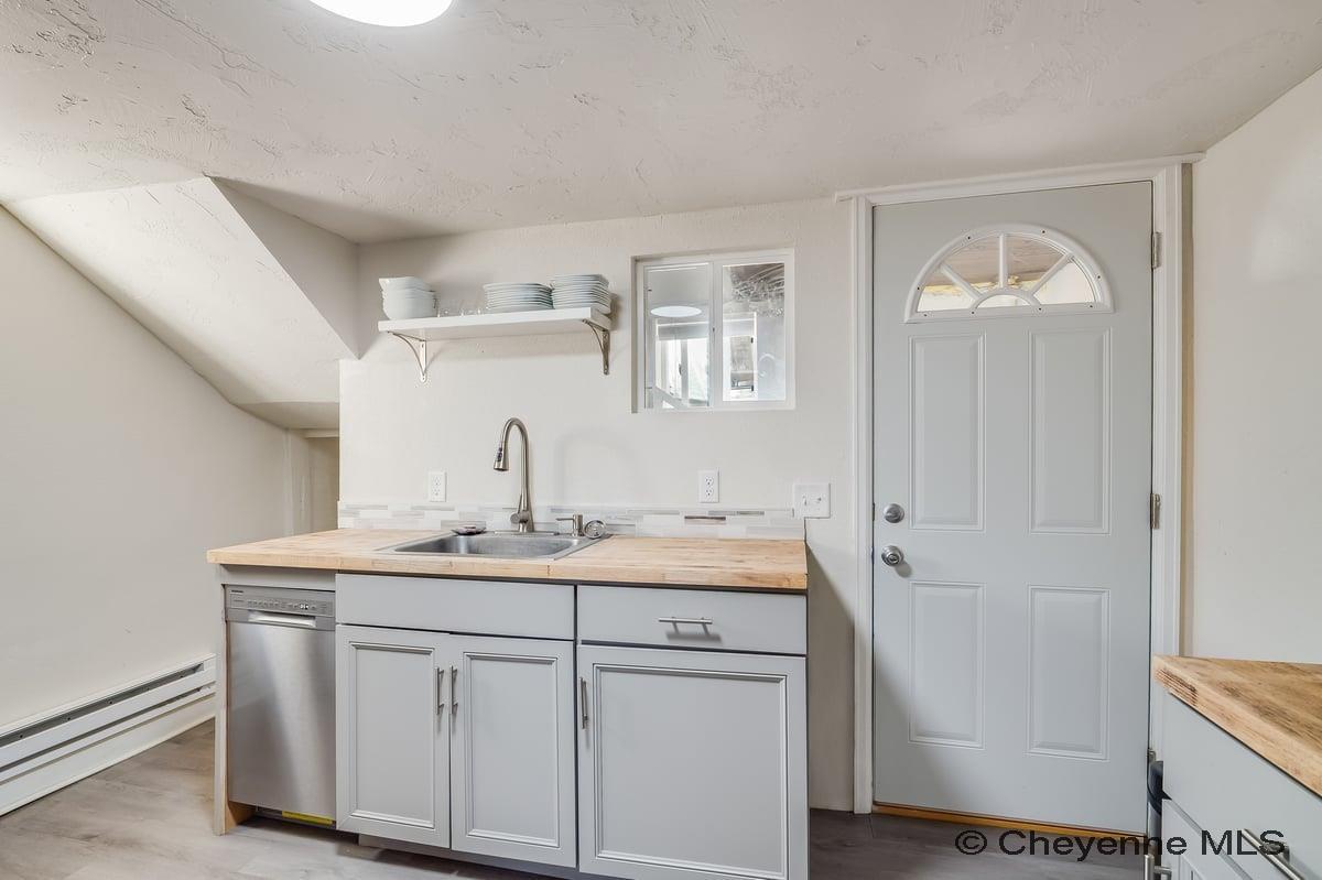 1410 CARBON AVE Unit: A-D