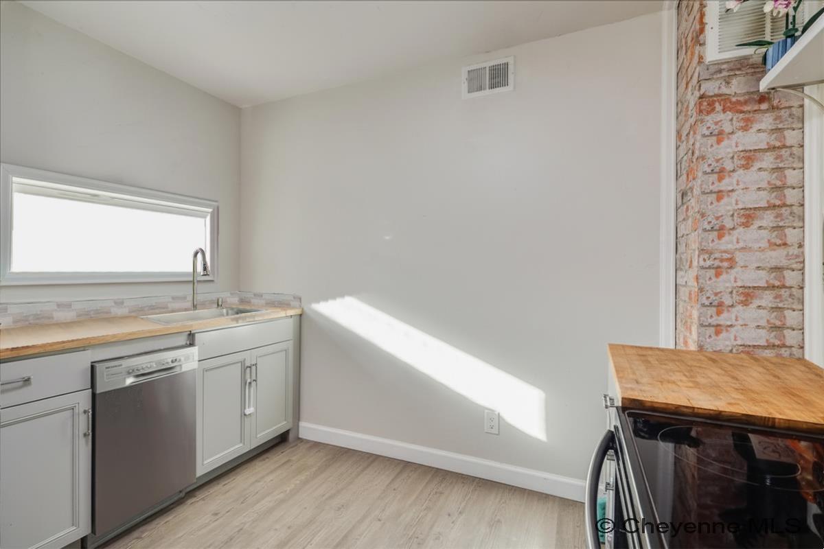 1410 CARBON AVE Unit: A-D