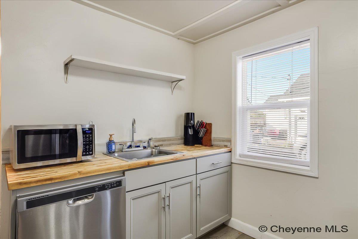 1410 CARBON AVE Unit: A-D