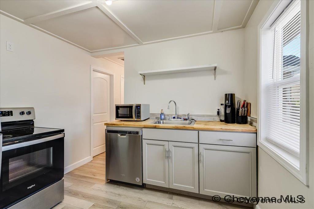 1410 CARBON AVE Unit: A-D