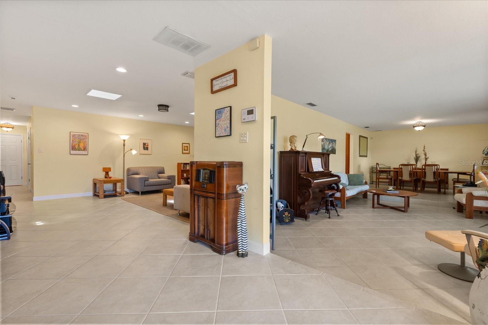 708 VALENCIA CT