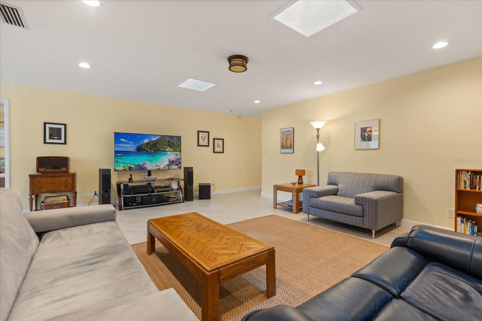 708 VALENCIA CT