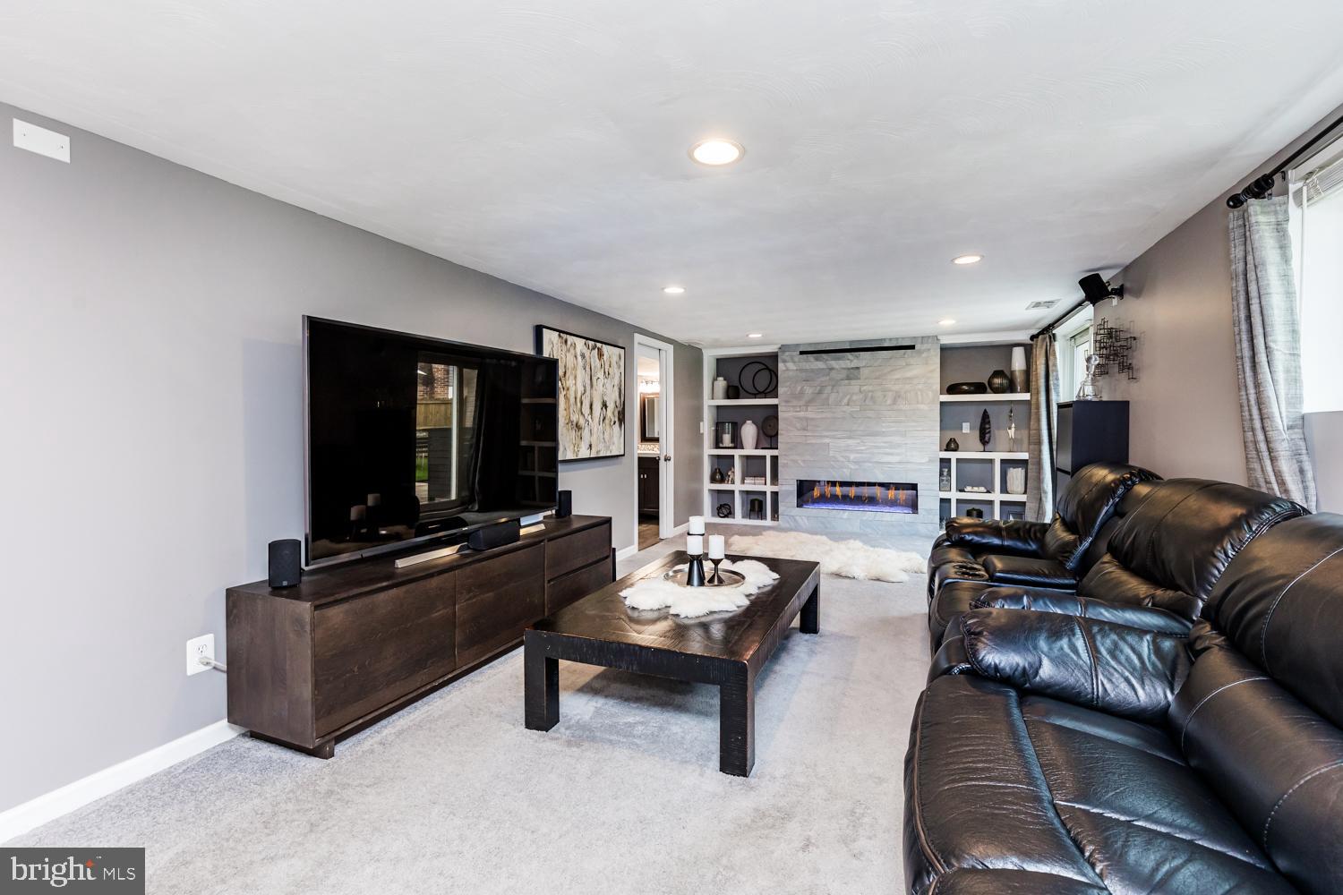 8912 Michelle Ln