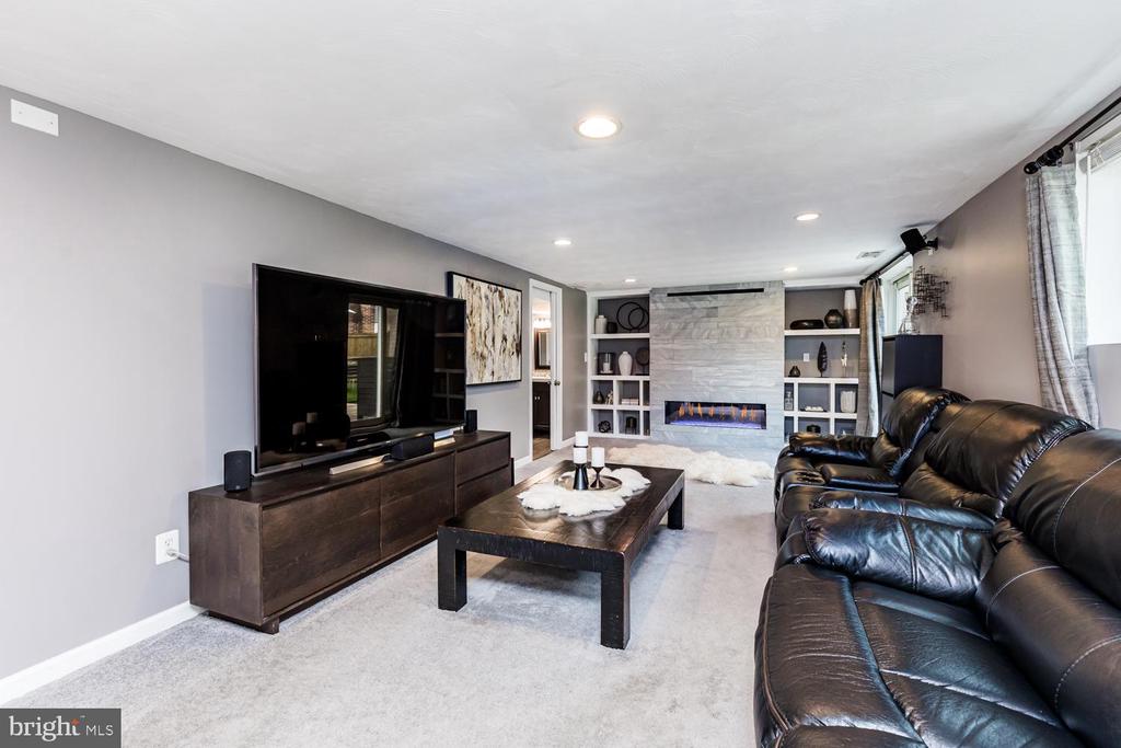 8912 Michelle Ln