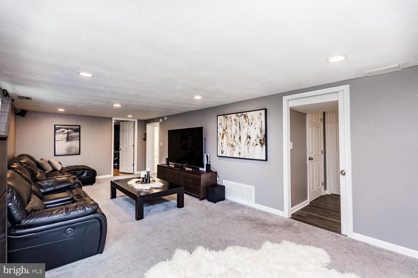 8912 Michelle Ln