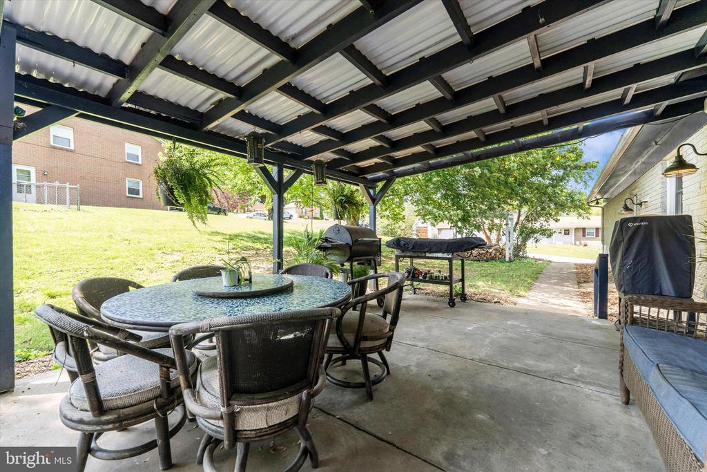 9708 FERNWOOD LANE