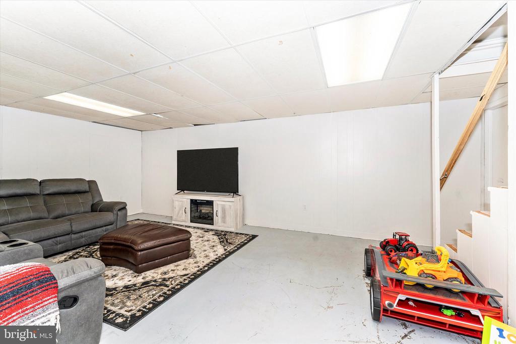9708 FERNWOOD LANE