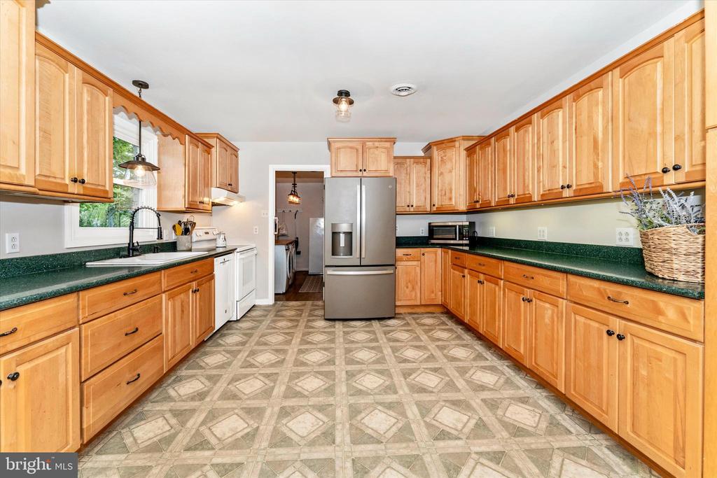 9708 FERNWOOD LANE
