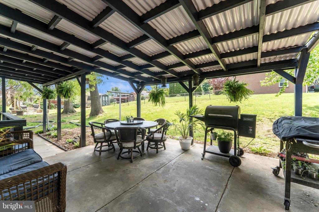 9708 FERNWOOD LANE