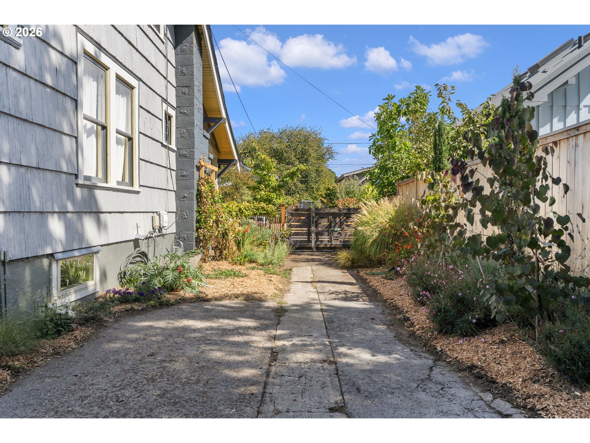 5735 N DETROIT AVE