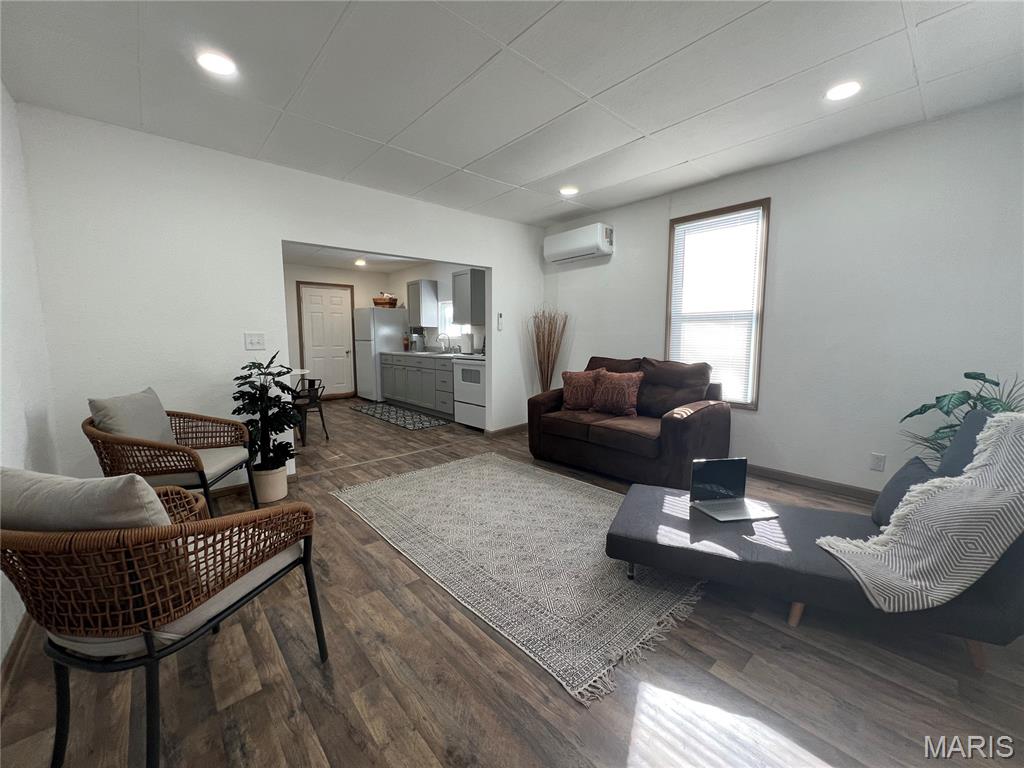 100 N Walnut Street