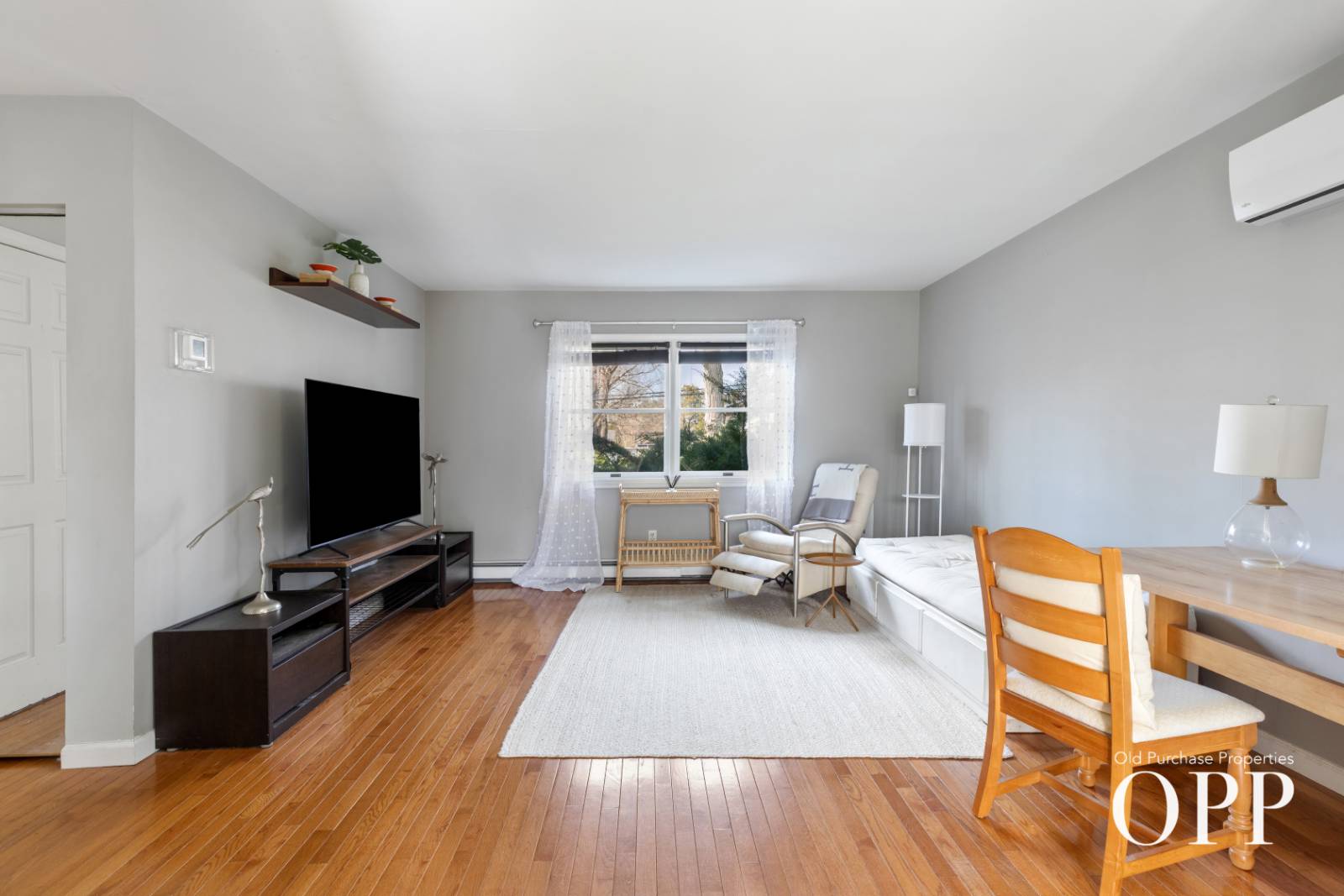 LIGHT-FILLED LIVING IN THE HAMLET