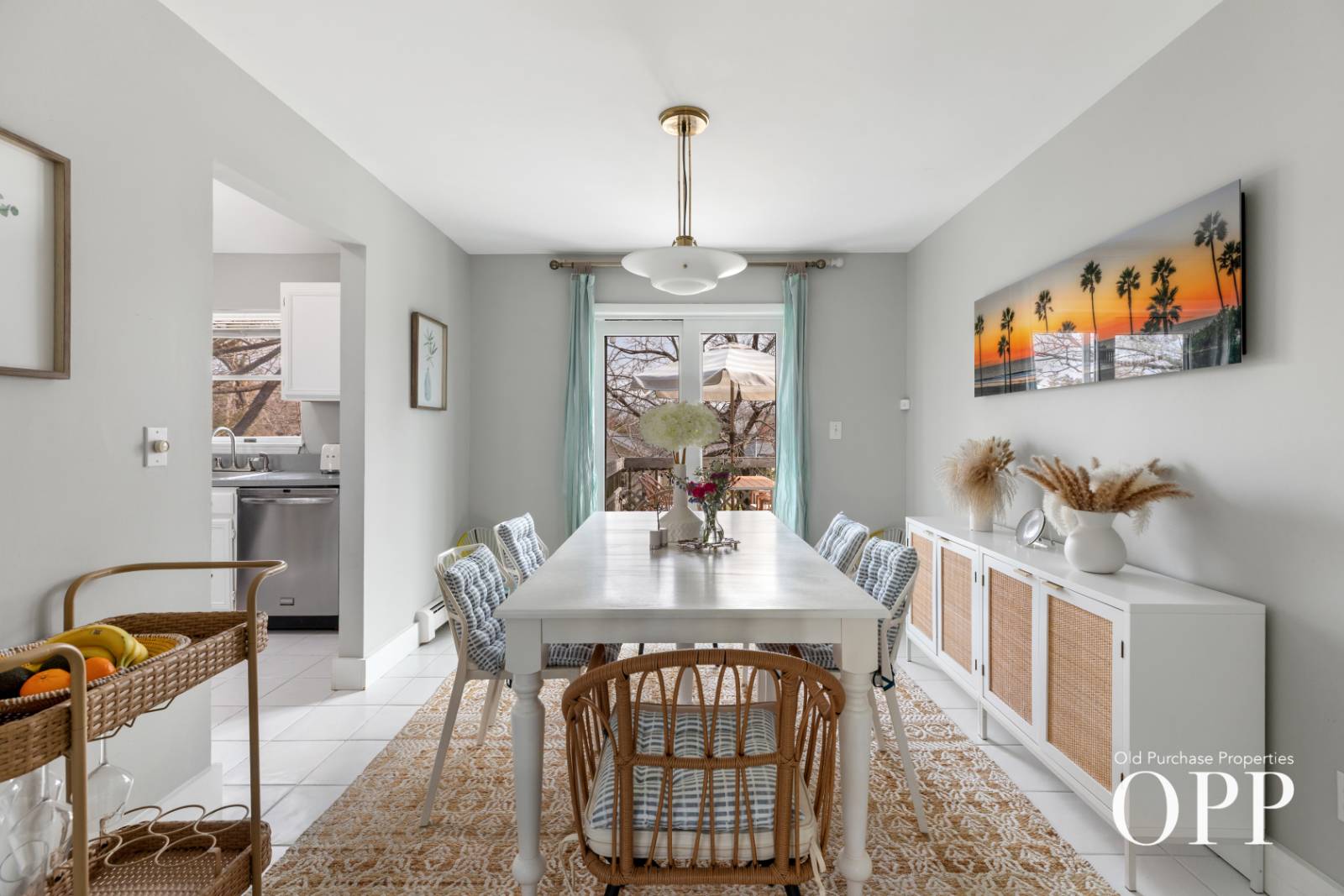 LIGHT-FILLED LIVING IN THE HAMLET