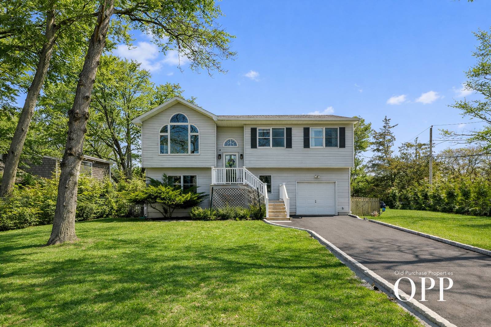 LIGHT-FILLED LIVING IN THE HAMLET