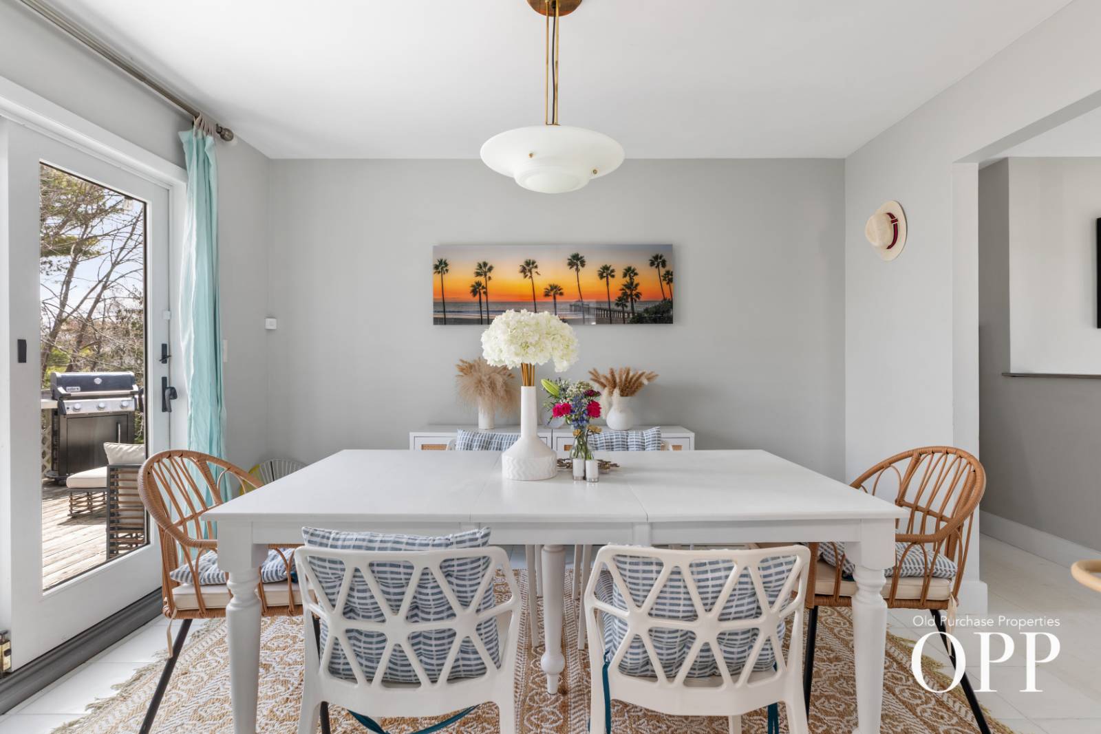 LIGHT-FILLED LIVING IN THE HAMLET