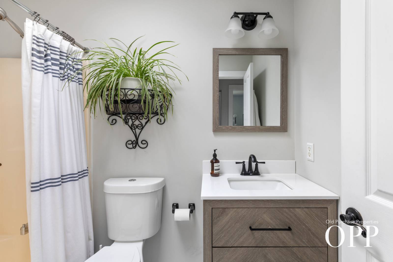 LIGHT-FILLED LIVING IN THE HAMLET