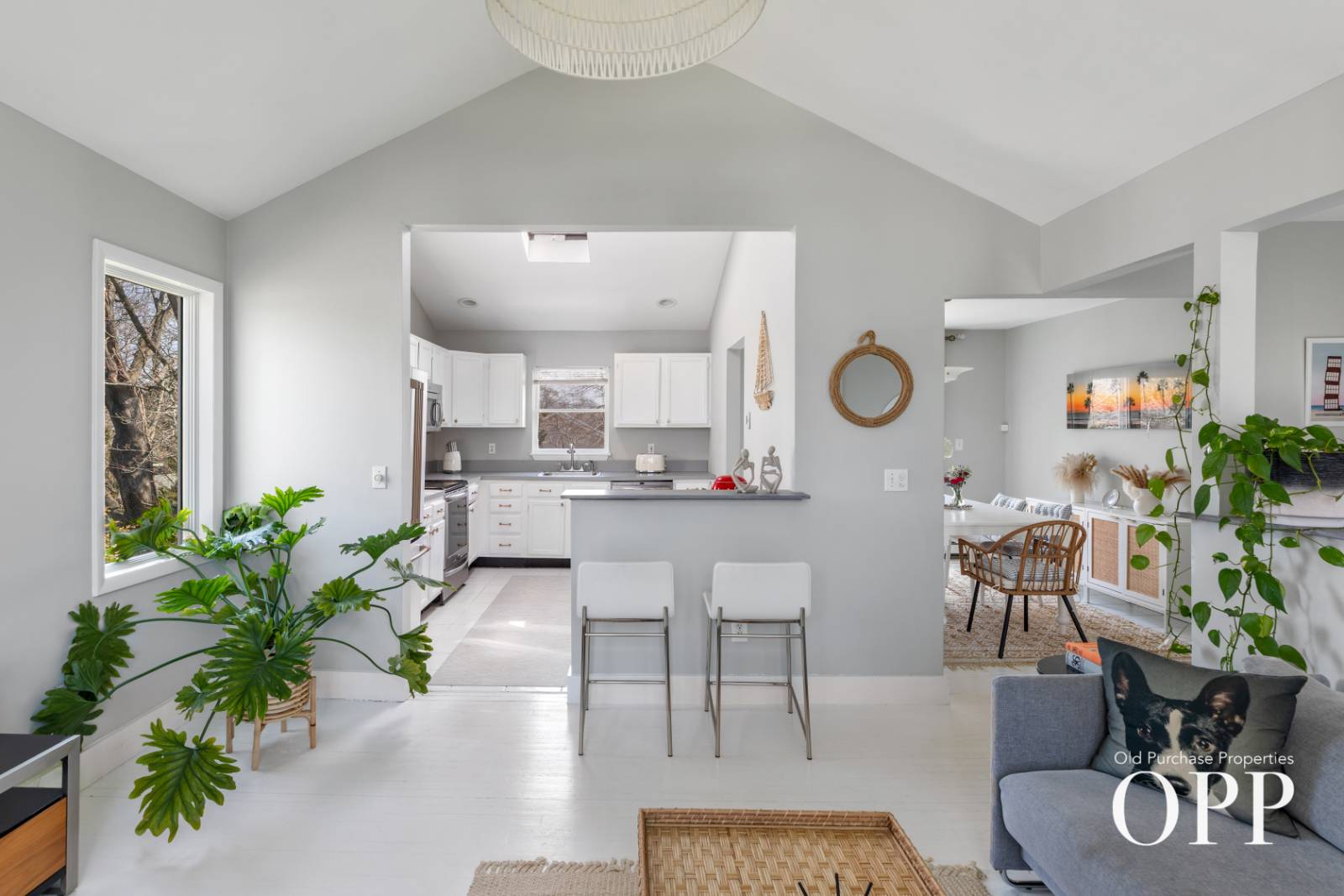 LIGHT-FILLED LIVING IN THE HAMLET