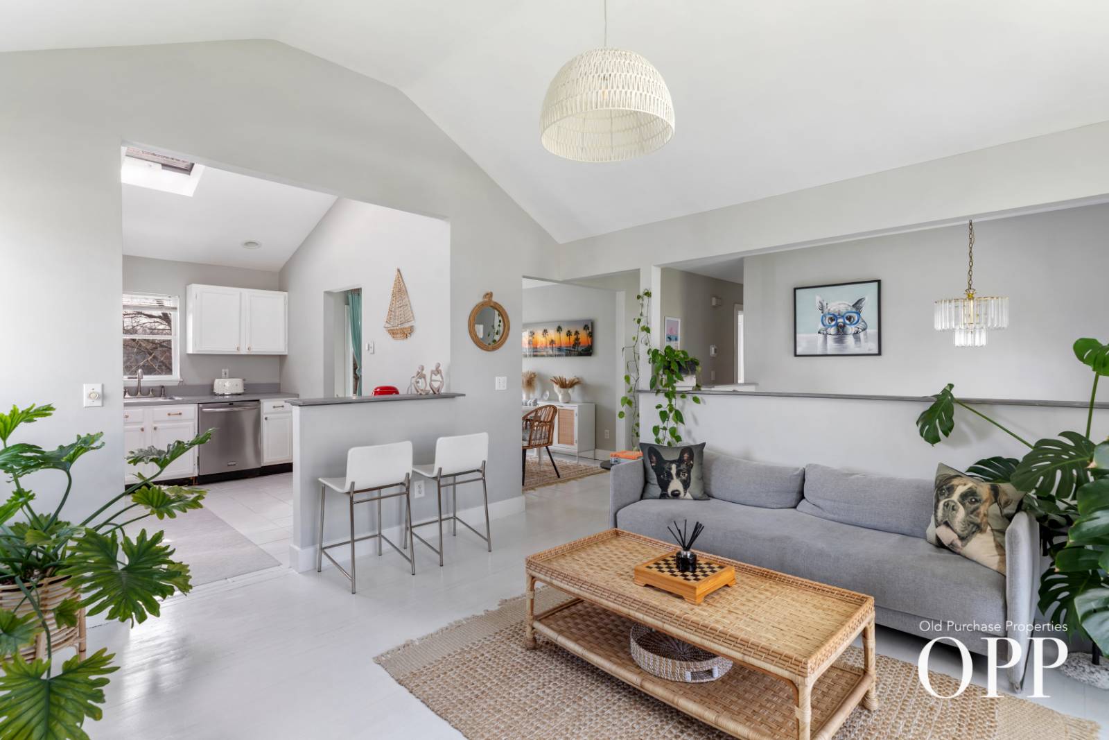 LIGHT-FILLED LIVING IN THE HAMLET