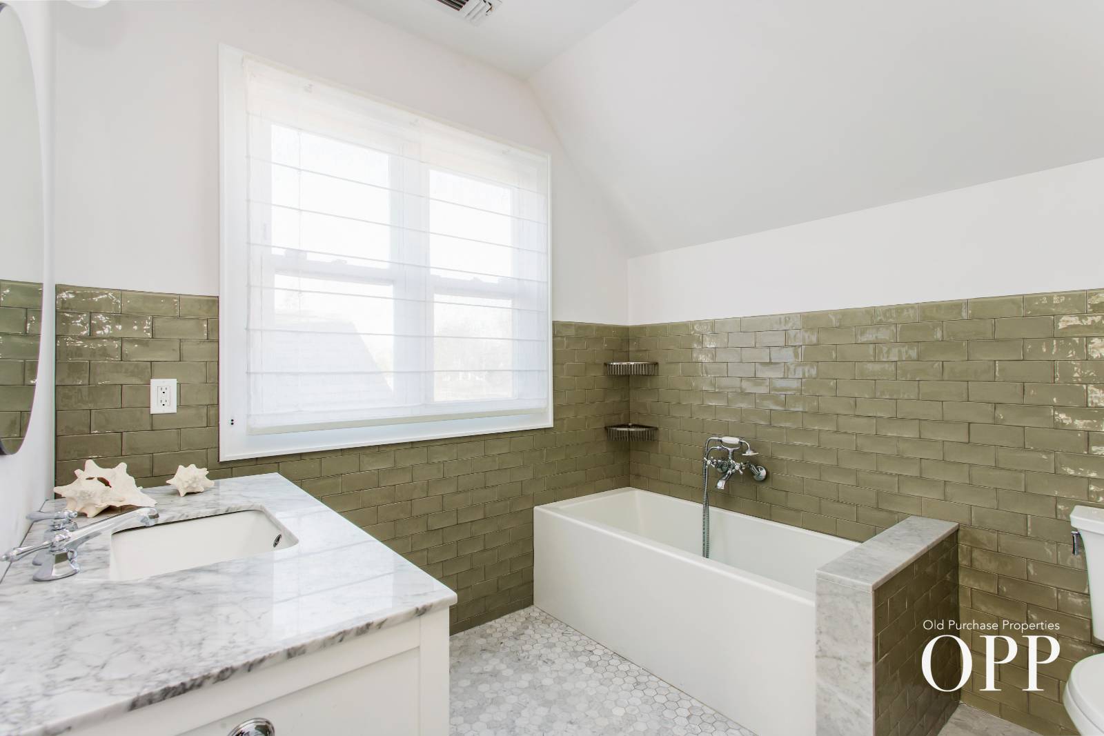 4 North Howells Point Road