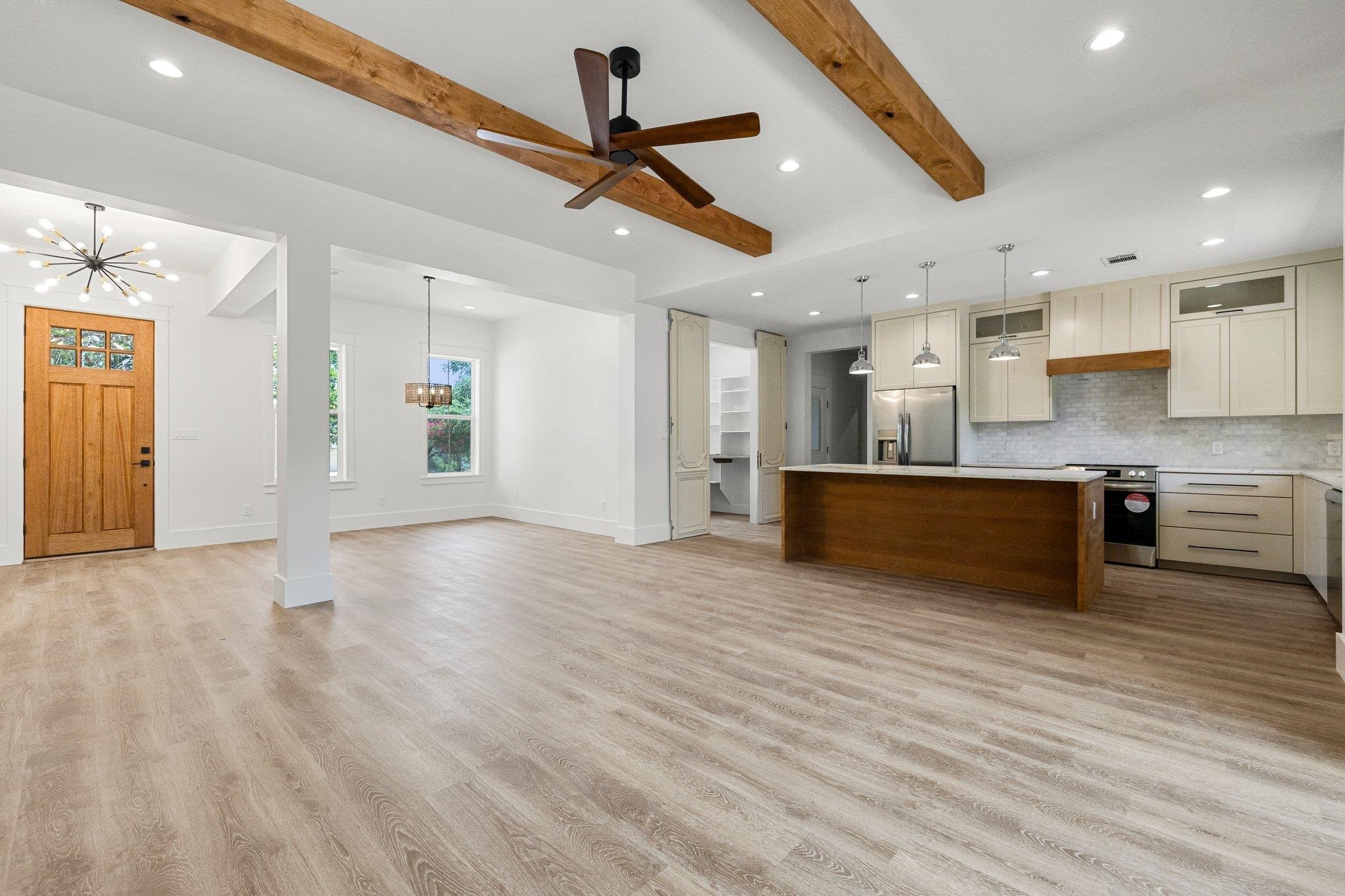 159 W Castlelake Drive