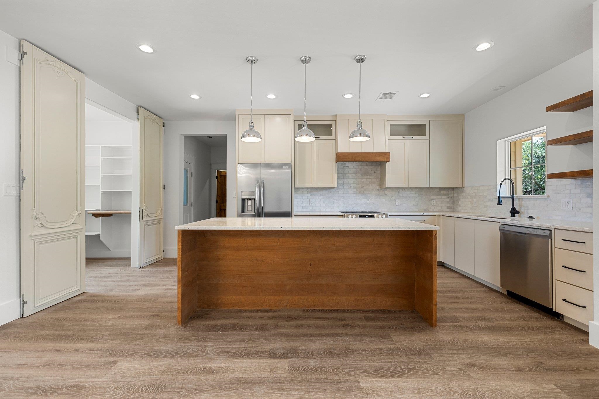 159 W Castlelake Drive