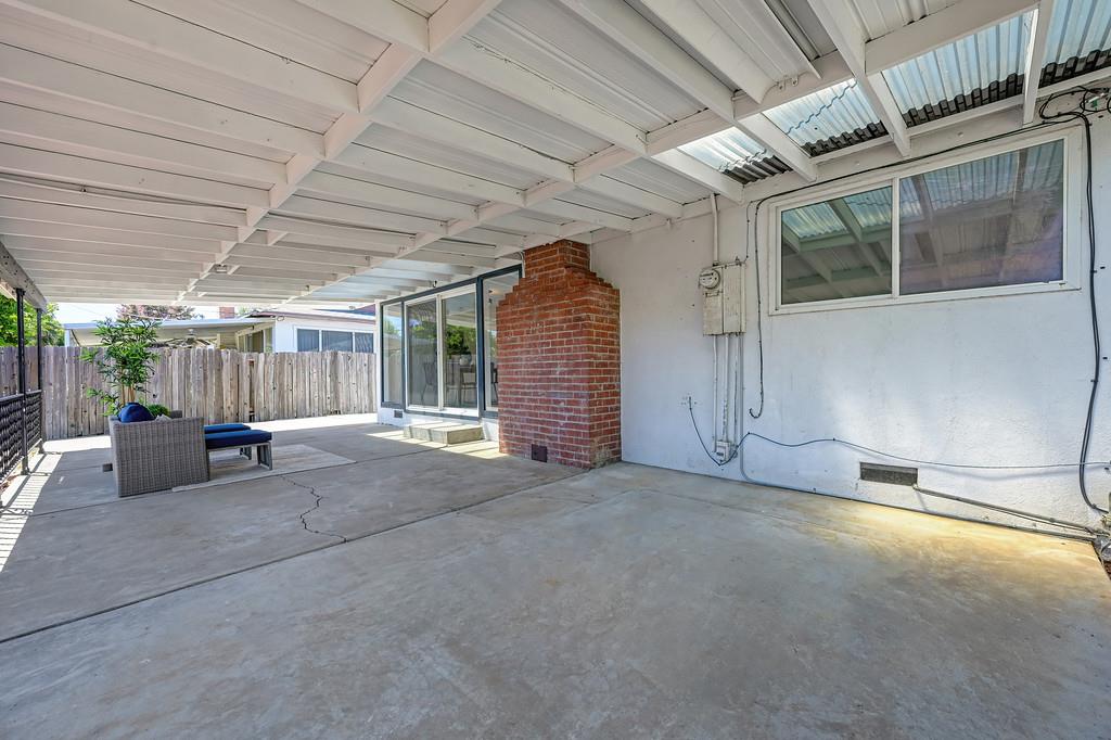 5822 Hemlock Street
