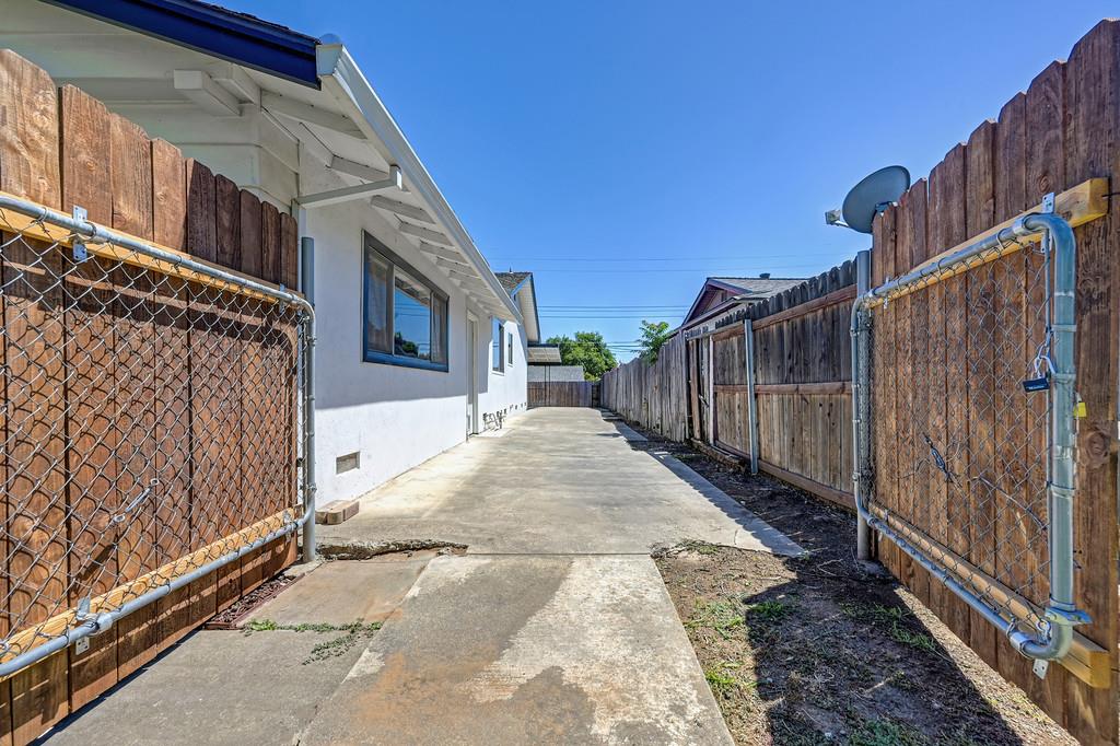 5822 Hemlock Street