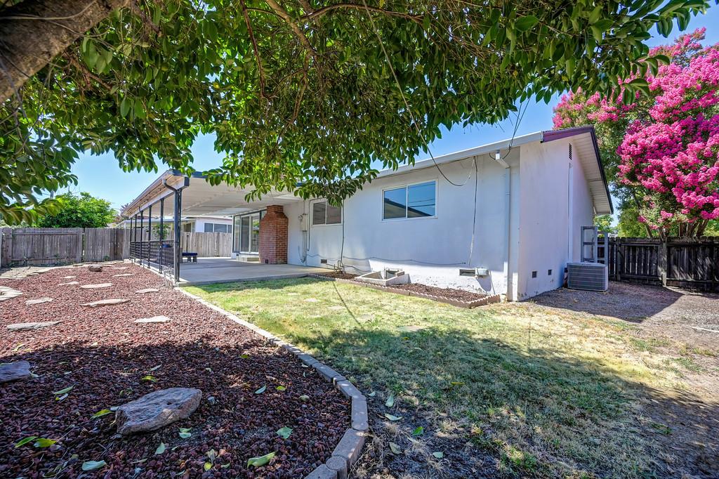 5822 Hemlock Street