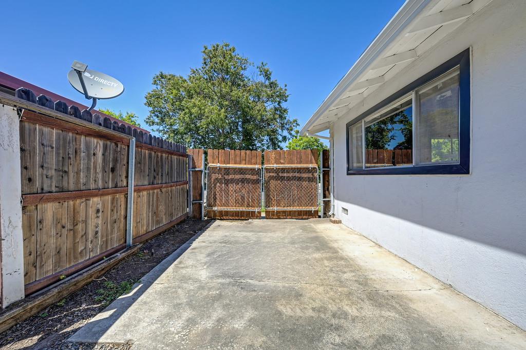5822 Hemlock Street