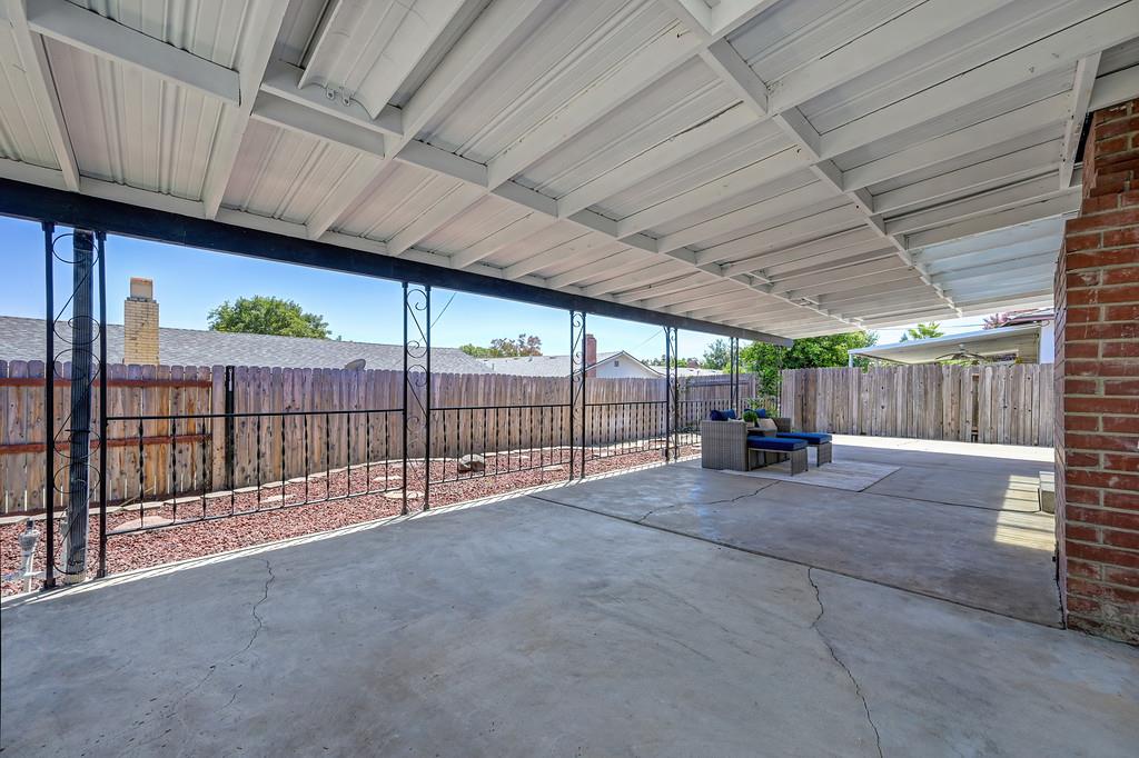 5822 Hemlock Street