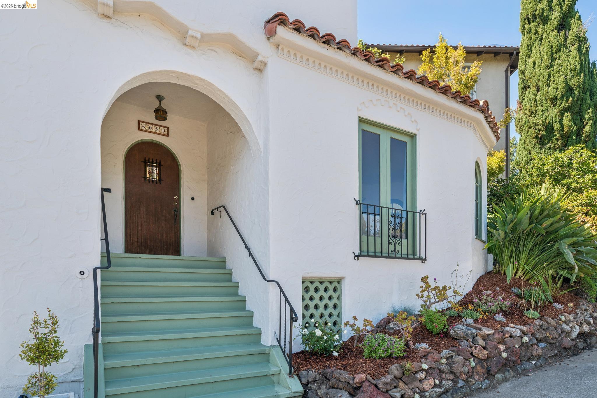 6080 Ocean View Drive