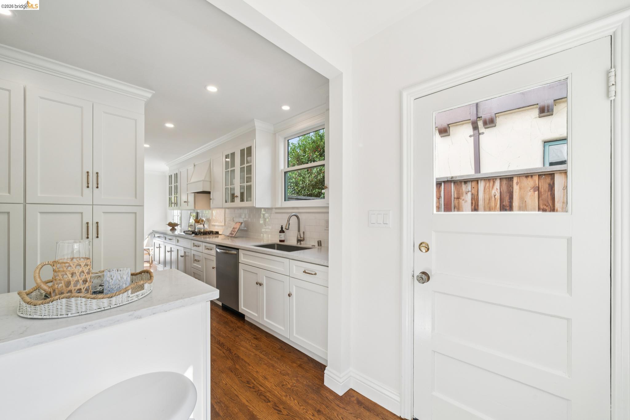 6080 Ocean View Drive