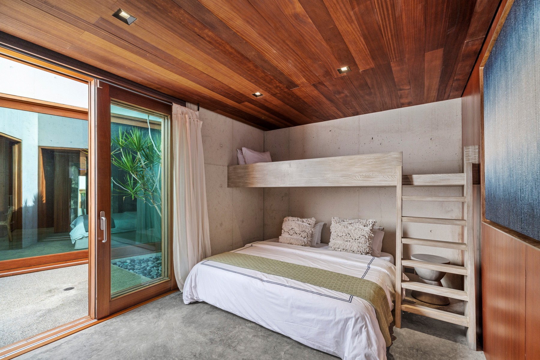 Le Cabanon, 33 Silly Creek