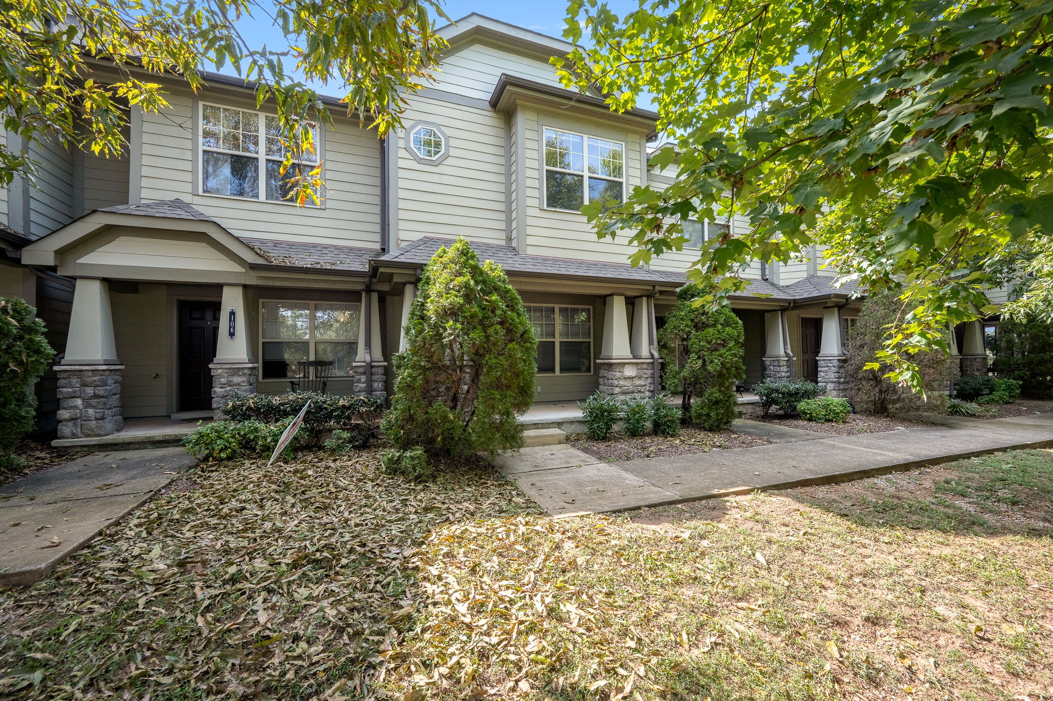 105 4th Ave Unit: 105